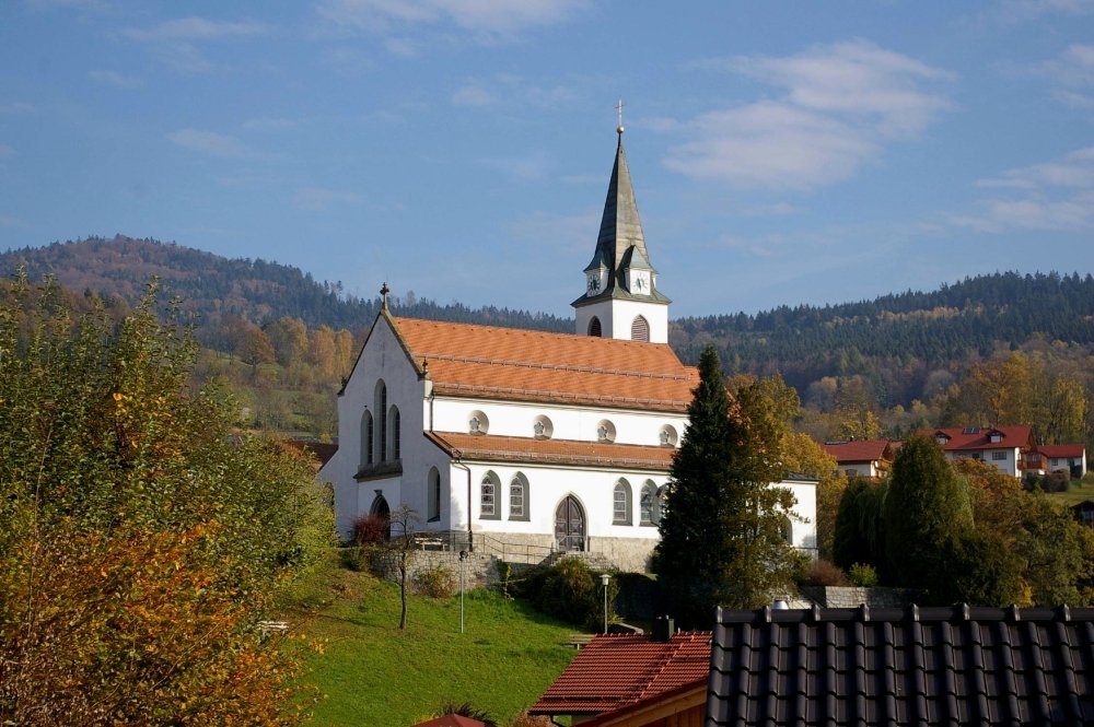 Blick auf die katholische Pfarrkirche in Bernried im Bayerischen Wald