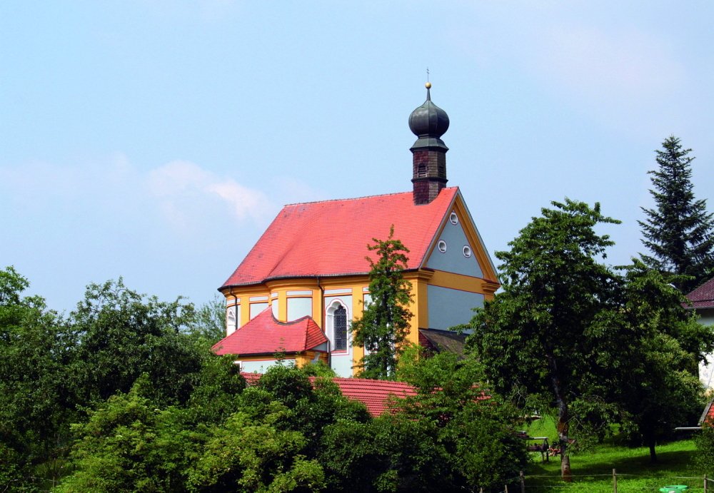 Blick auf die Wallfahrtskirche Pürgl bei Neukirchen in der Urlaubsregion St. Englmar