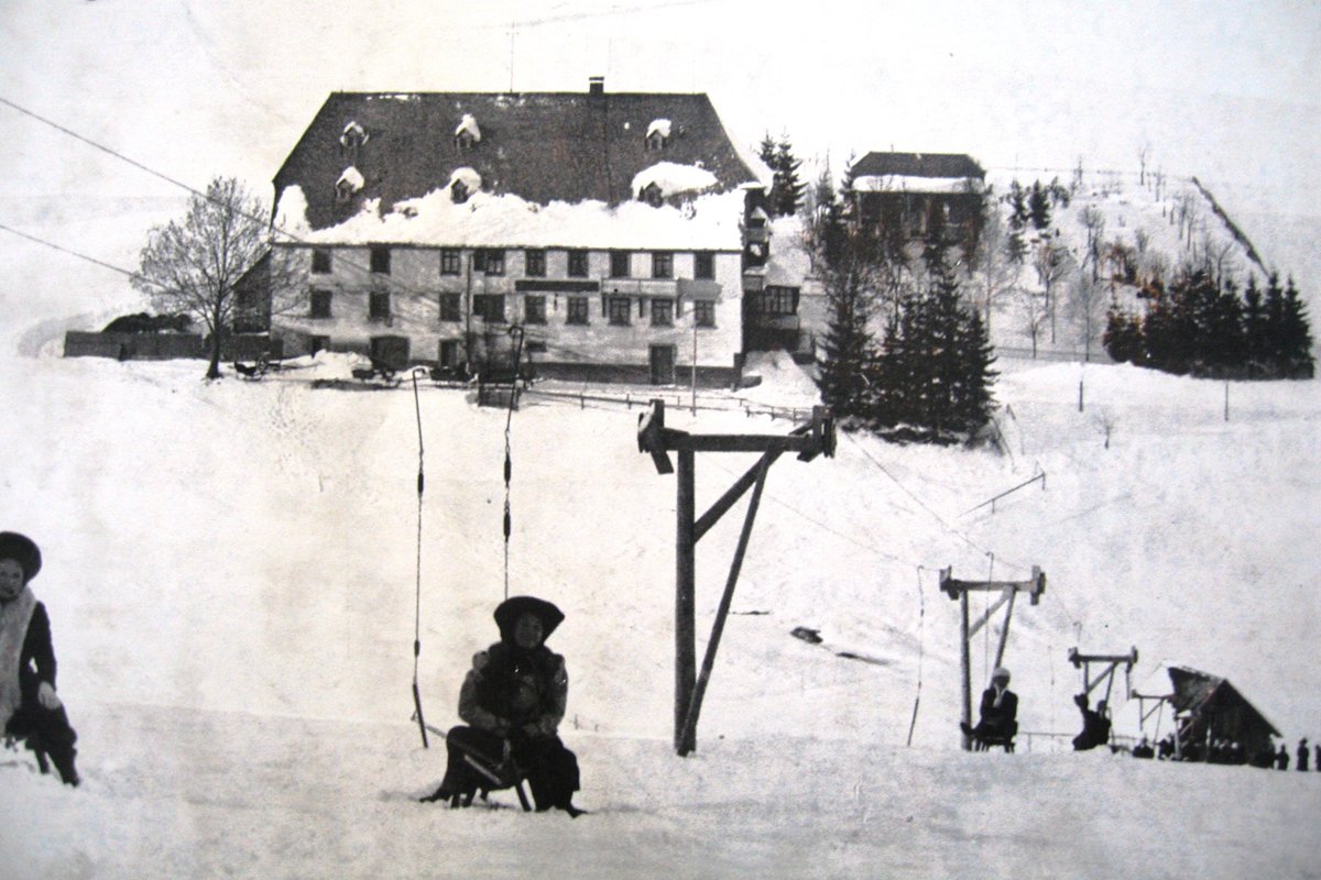 Ein altes Bild vom ersten Skilift der Welt mit Sicht auf den Schneckenhof.
