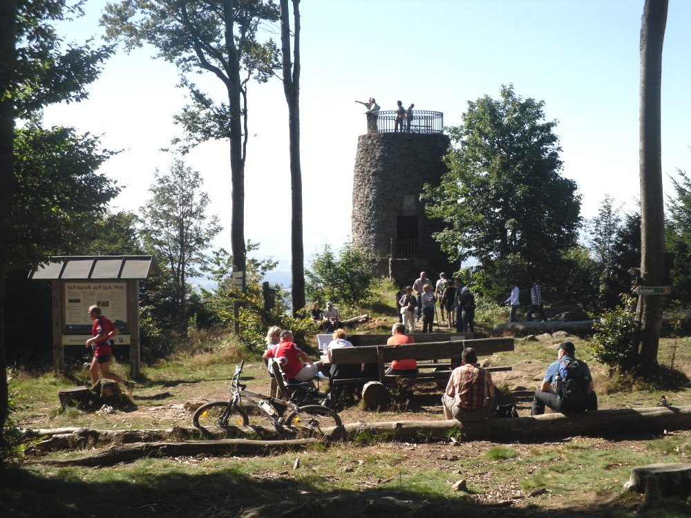Wanderer und Radfahrer rasten beim Aussichtsturm auf dem Hirschenstein
