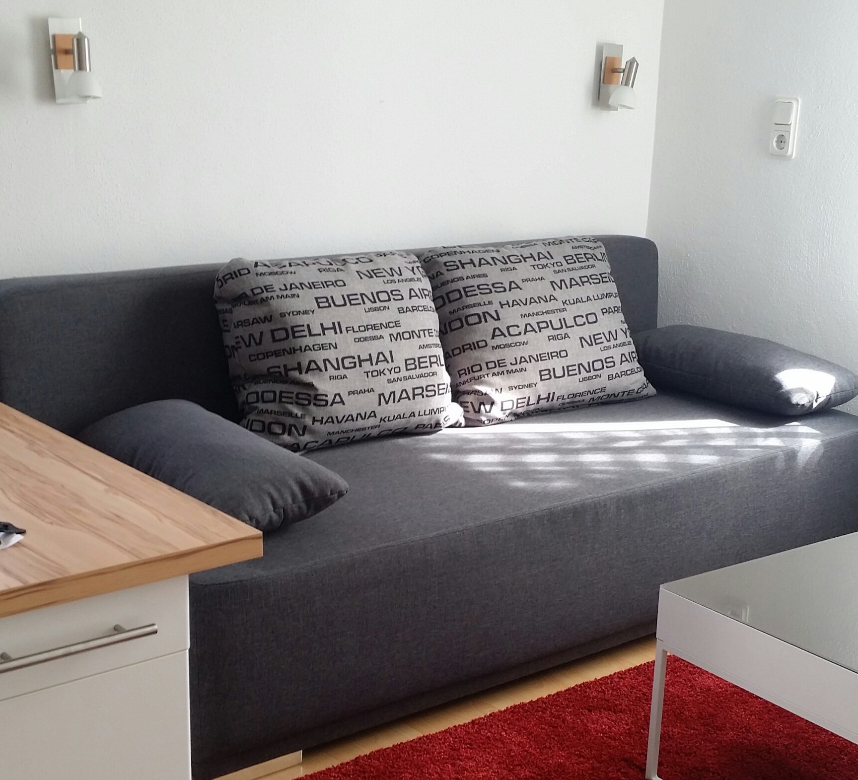 Wohnzimmer mit Sofa und Couchtisch