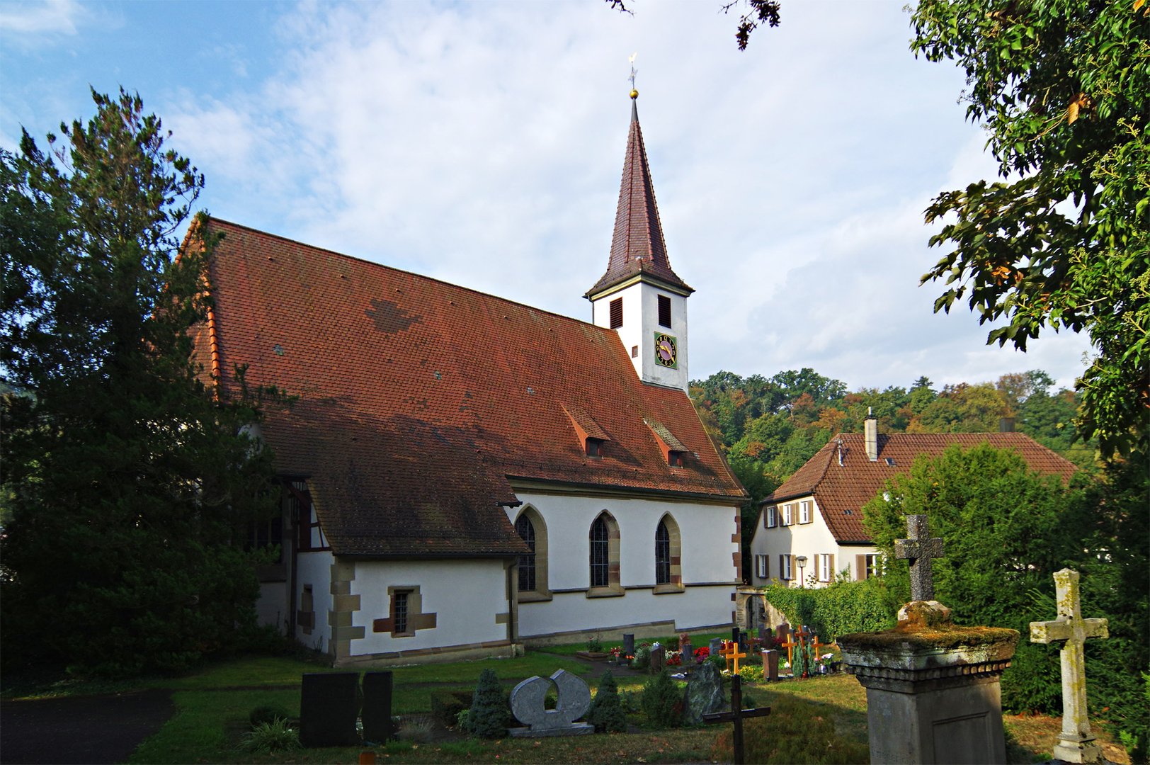 Michael-Sebastianskirche in Remseck vom Friedhof aus gesehen