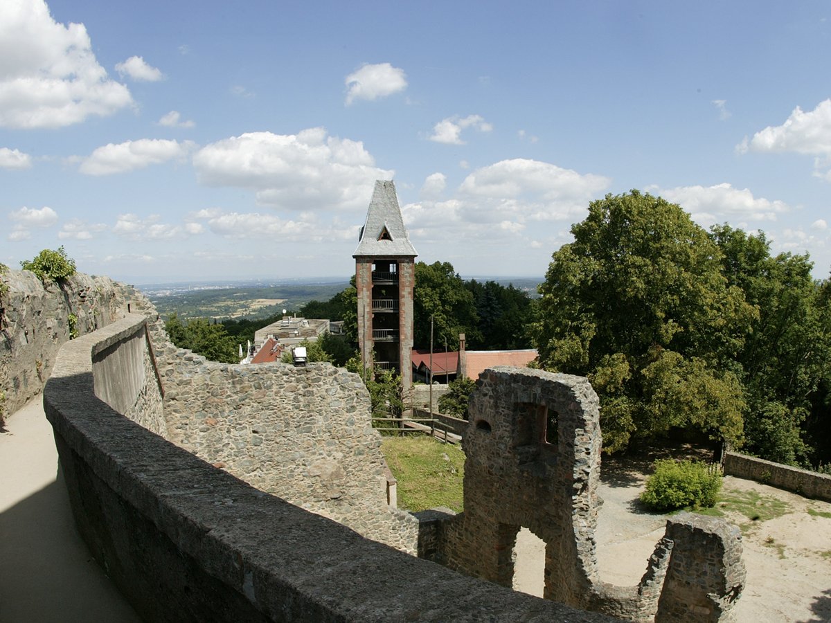 Alte Burgmauern und ein Turm, von beidem kann man in die Weite sehen.