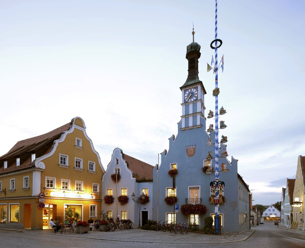 Historisches Rathaus aus dem Jahr 1525 am Stadtplatz mit Uhrturm