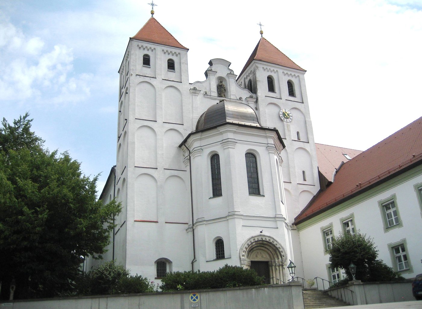Aussenansicht der Pfarrkirche in Mallersdorf-Pfaffenberg