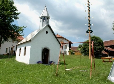 Blick auf die Dorfkapelle in Schönanger in der Gemeinde Rinchnach
