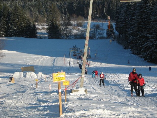 Skifahrer und Snowboarder mit dem Schlepplift in Bischofsreut zum Abfahrtsstart