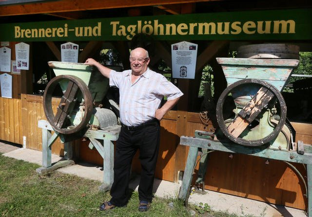 Karl Faisst vor dem Taglöhner- und Brennereimuseum