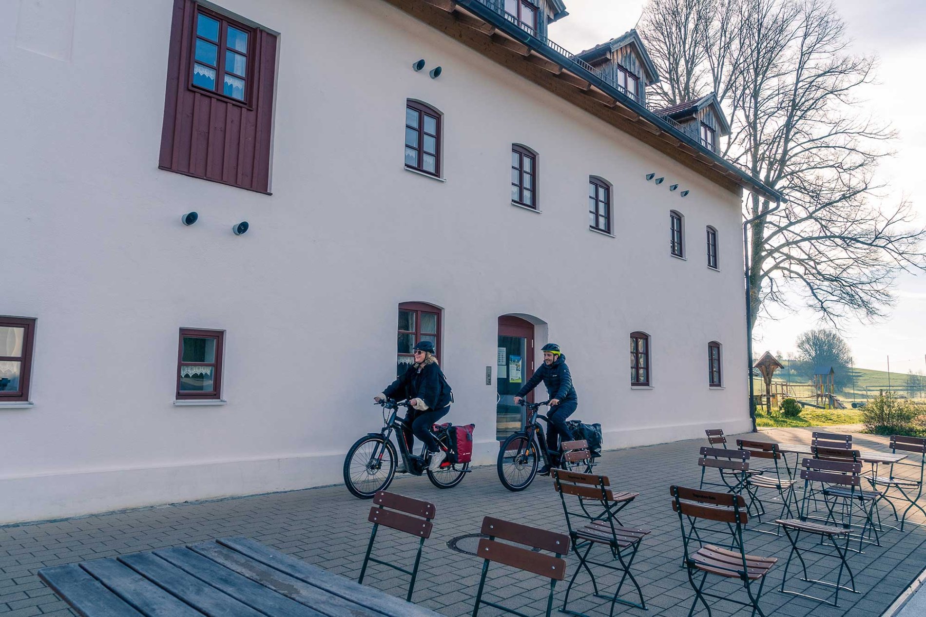 Radfahrer vor Trachtenkulturzentrum Holzhausen