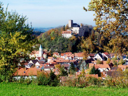 Blick im Herbst auf Falkenstein im Vorderen Bayerischen Wald