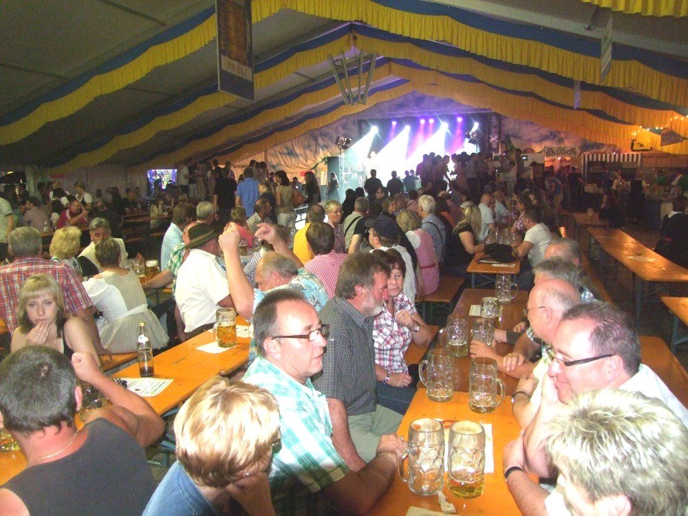 Stimmung und Unterhaltung im Festzelt beim Arnbrucker Heimatfest