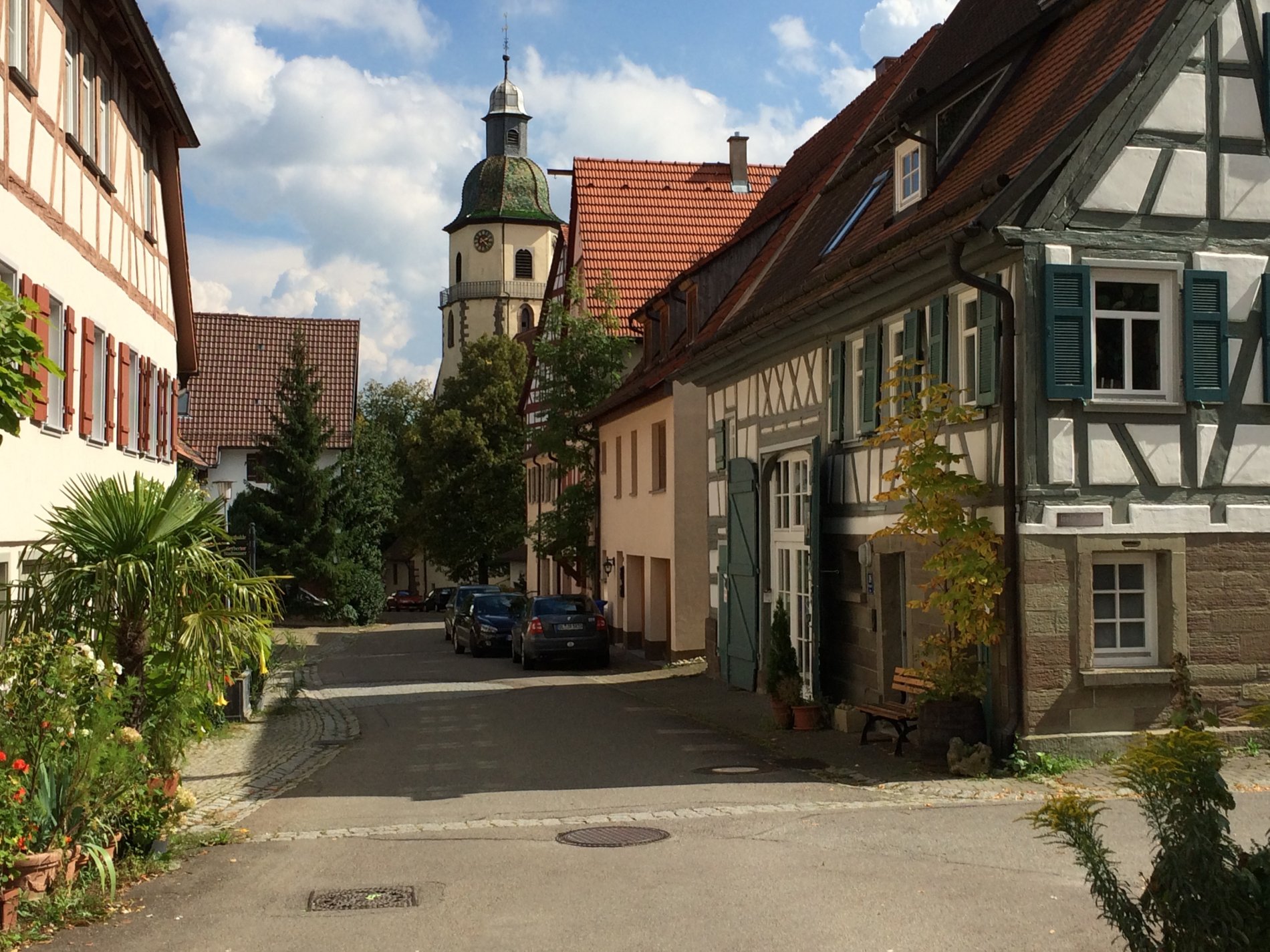 Gasse mit Fachwerkhäusern und der Kirche Rosenfeld