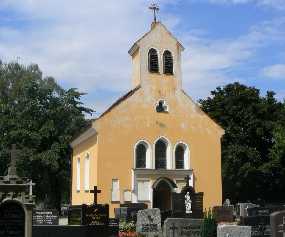 Blick auf die Friedhofskirche in Mitterfels in der Urlaubsregion St. Englmar im Bayerischen Wald