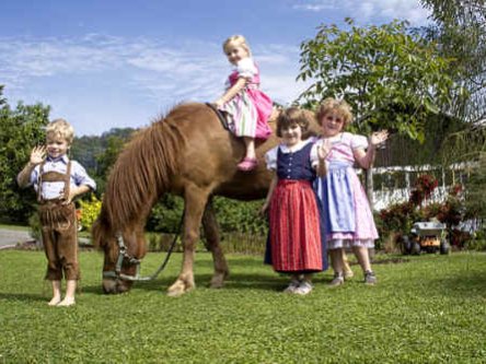 Kinderspaß mit Pferden auf dem Ferienhof Jungwirth bei Untergriesbach