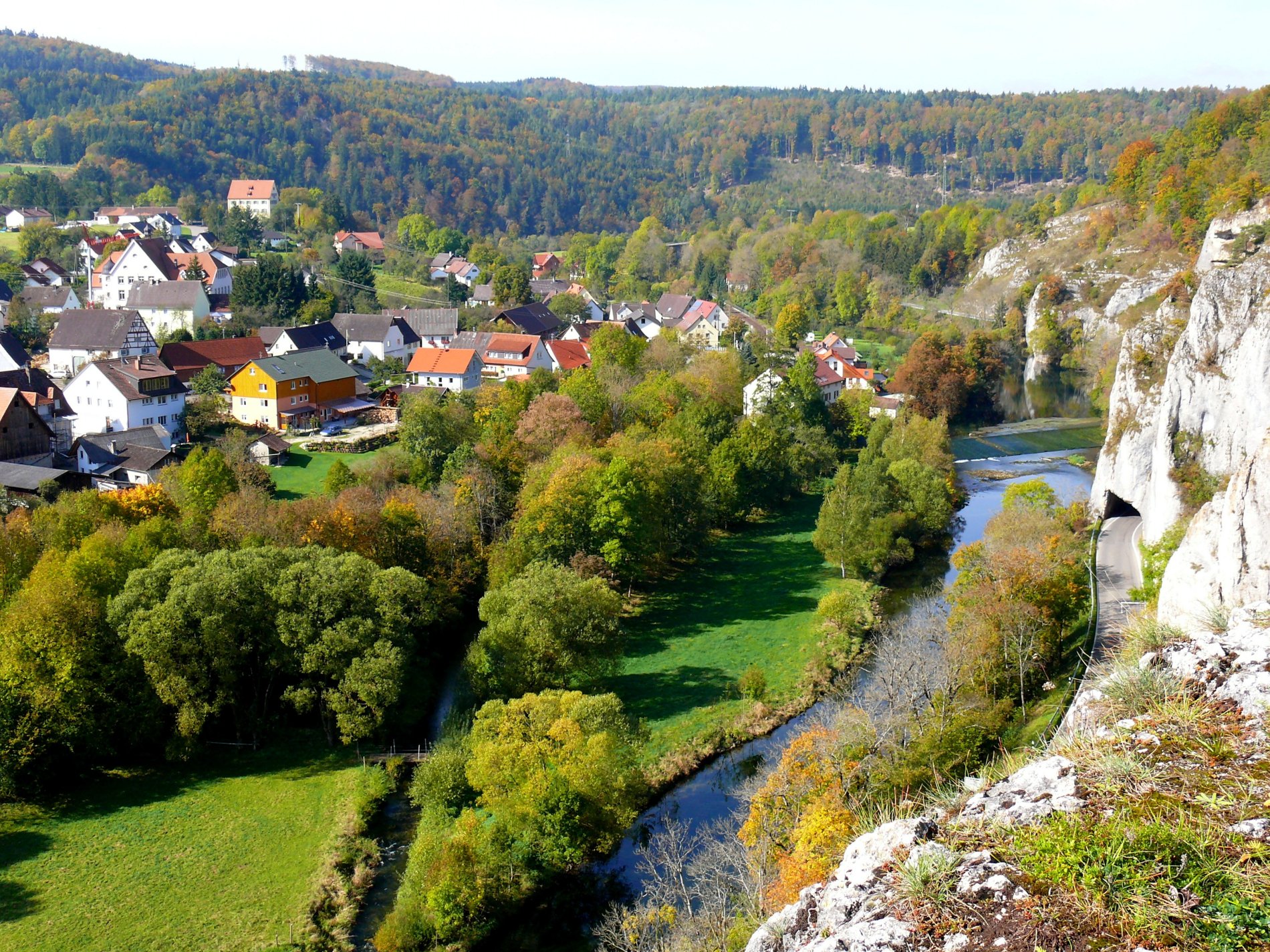 Gutenstein Ortsansicht von oben mit der Donau und Felsformationen