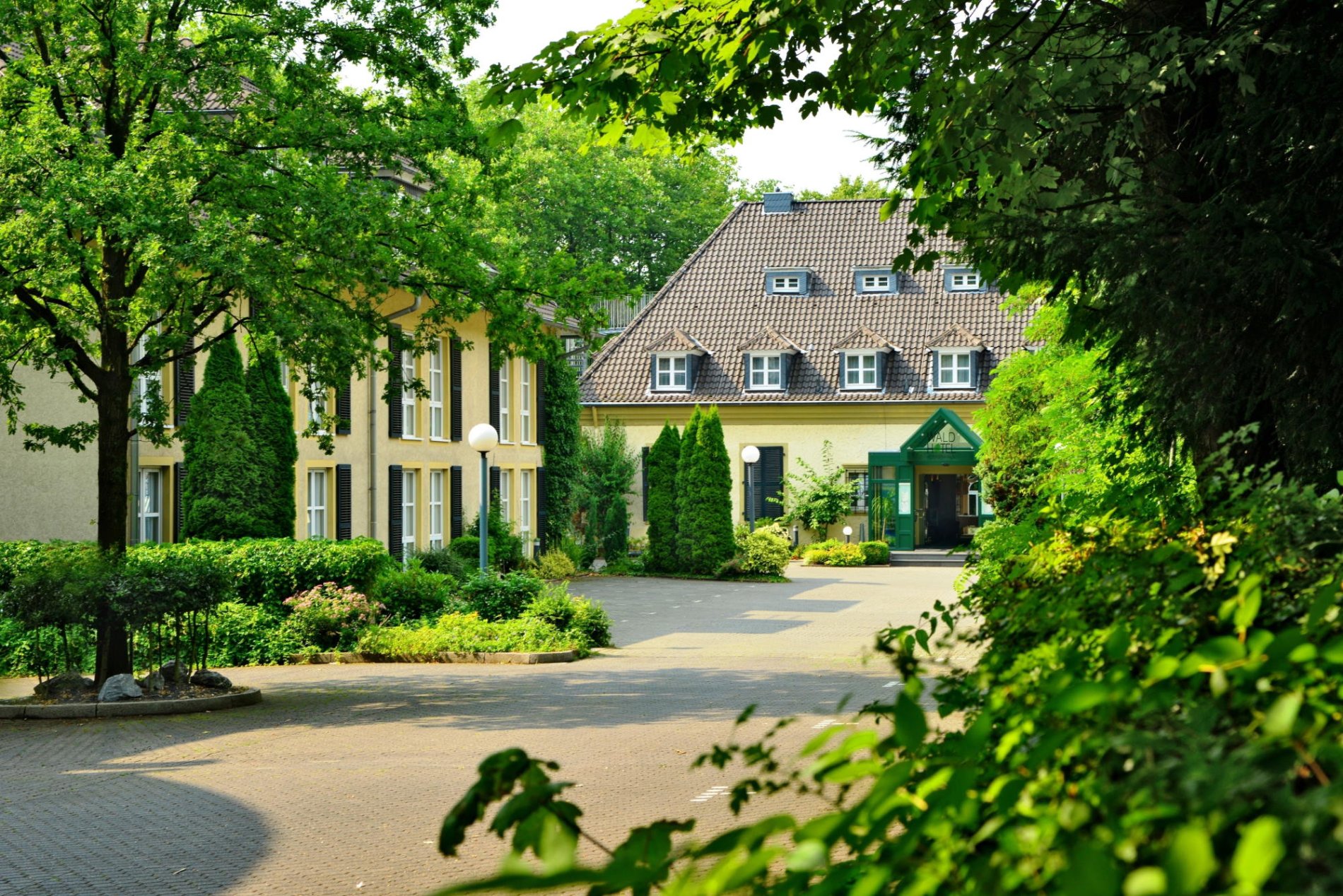 Außenansicht des Ringhotels Waldhotel Heiligenhaus