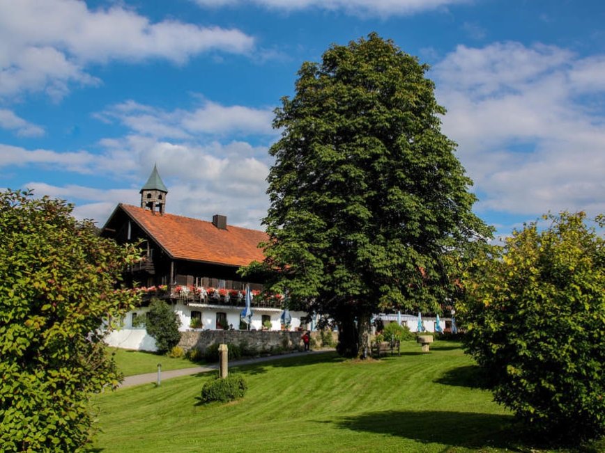 Blick auf das idyllisch gelegene Hotel Gut Schmelmerhof**** in Rettenbach bei St. Englmar