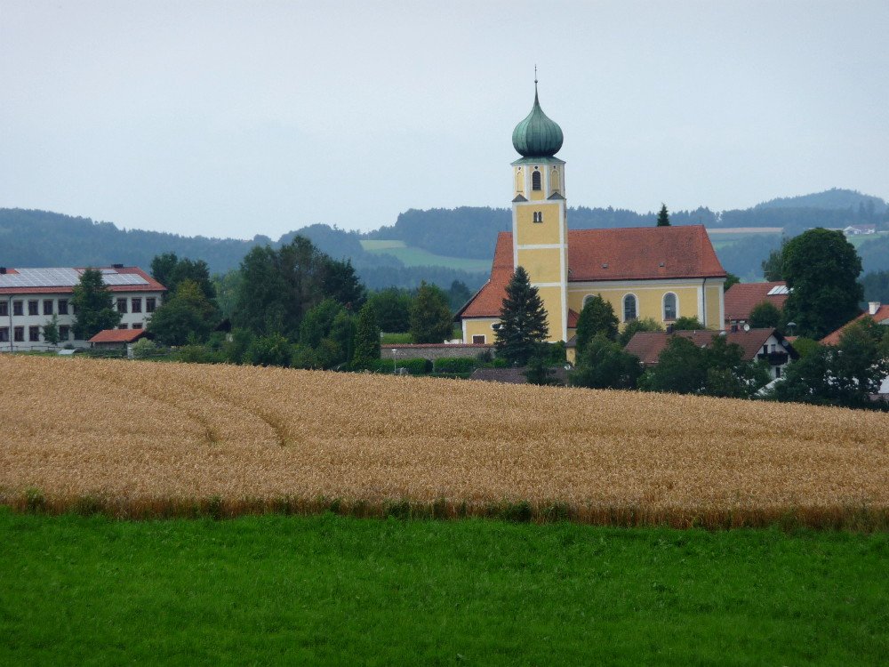 Blick auf die Pfarrkirche Stallwang in der Region Vorderer Bayerischer Wald