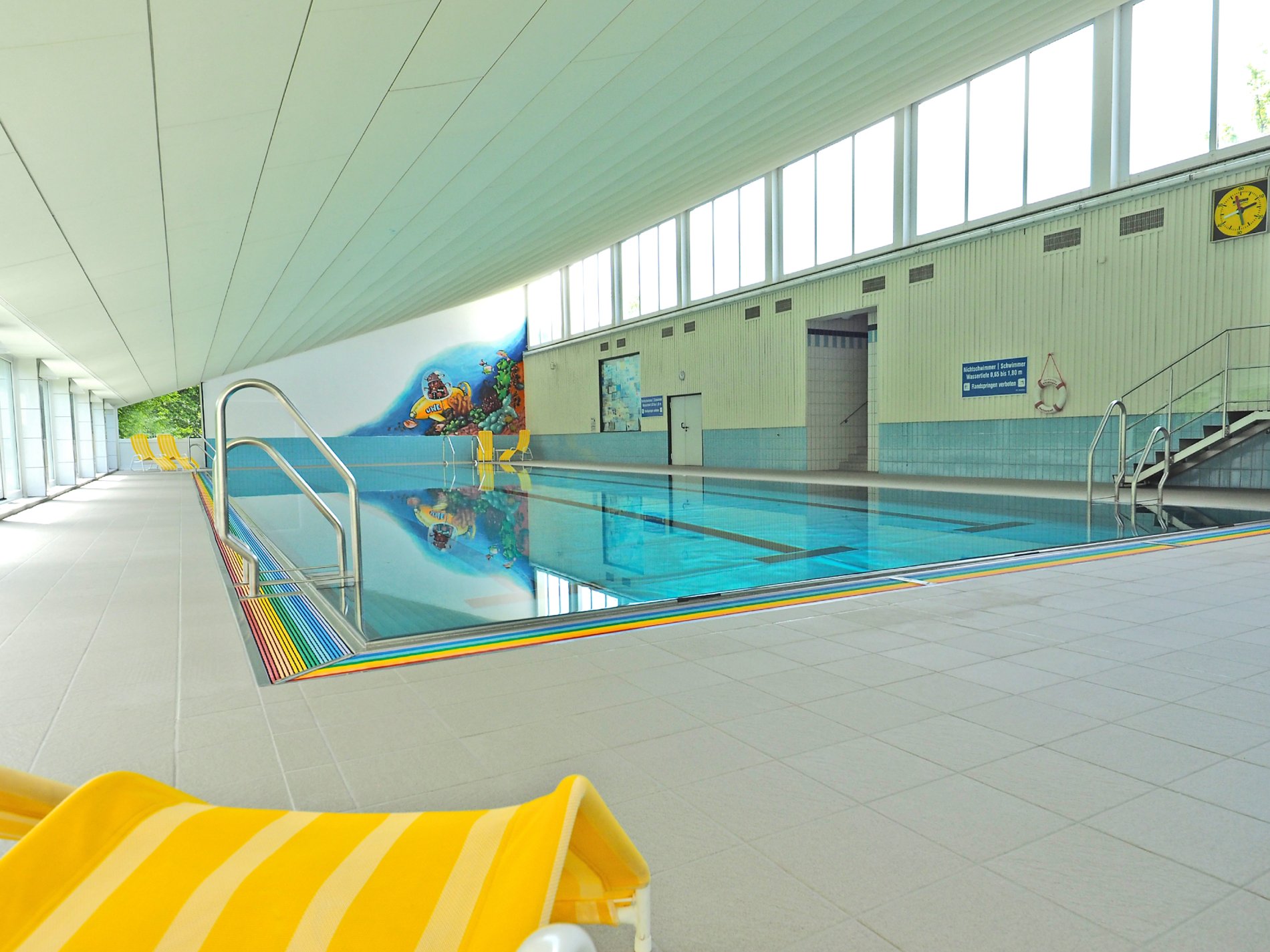 Das Schwimmbecken im Hallenbad Mühlhofen
