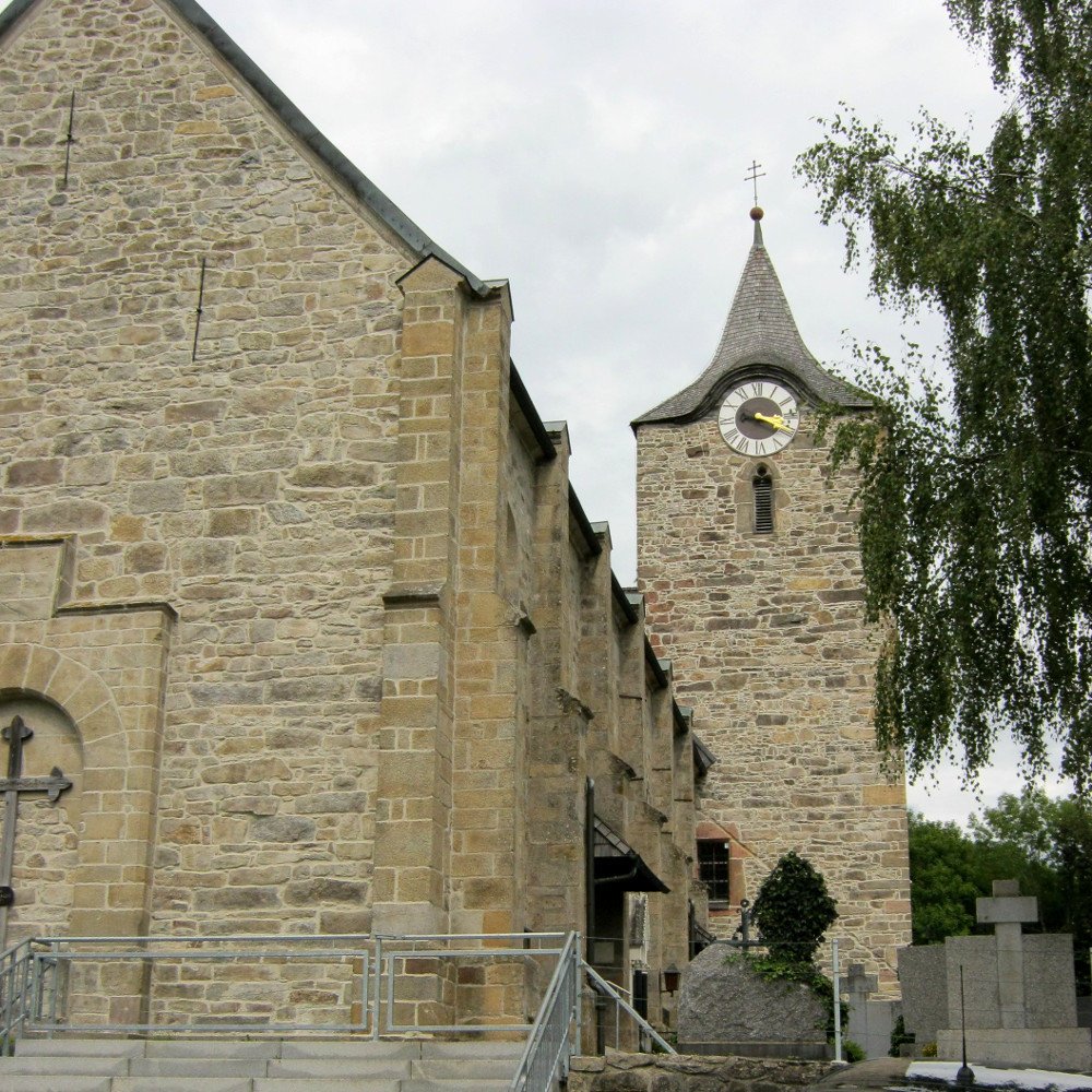 Blick auf die Pfarrkirche ST. GOTTHARD in Kirchberg i. Wald