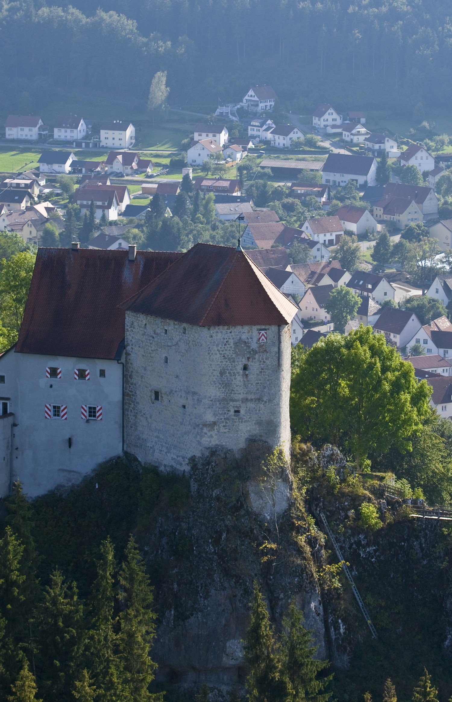 Blick auf die Burg Straßberg auf einer Anhöhe und das Dorf im Tal