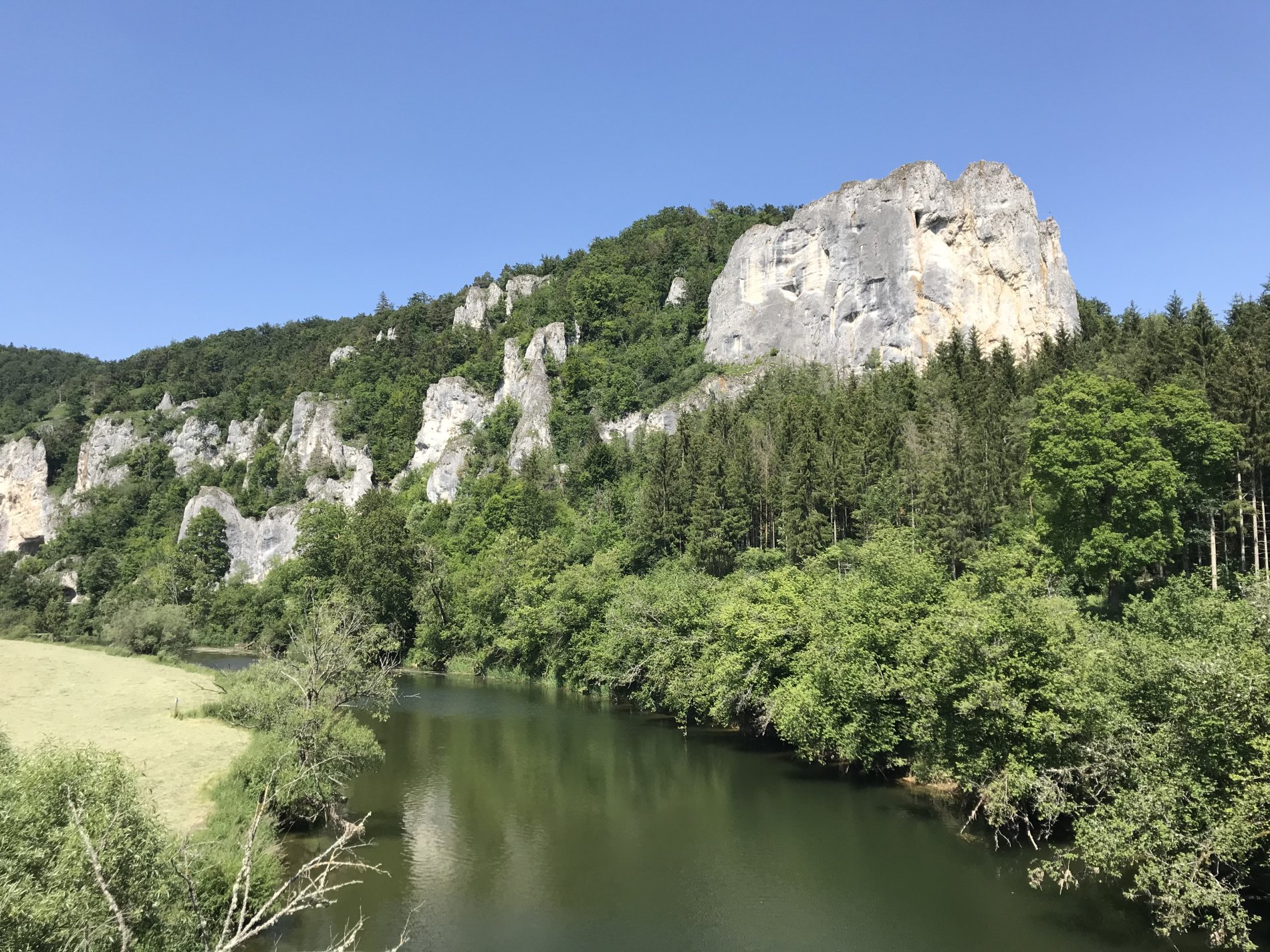 Ansicht auf den Rabenfelsen, im Vordergrund die Donau.