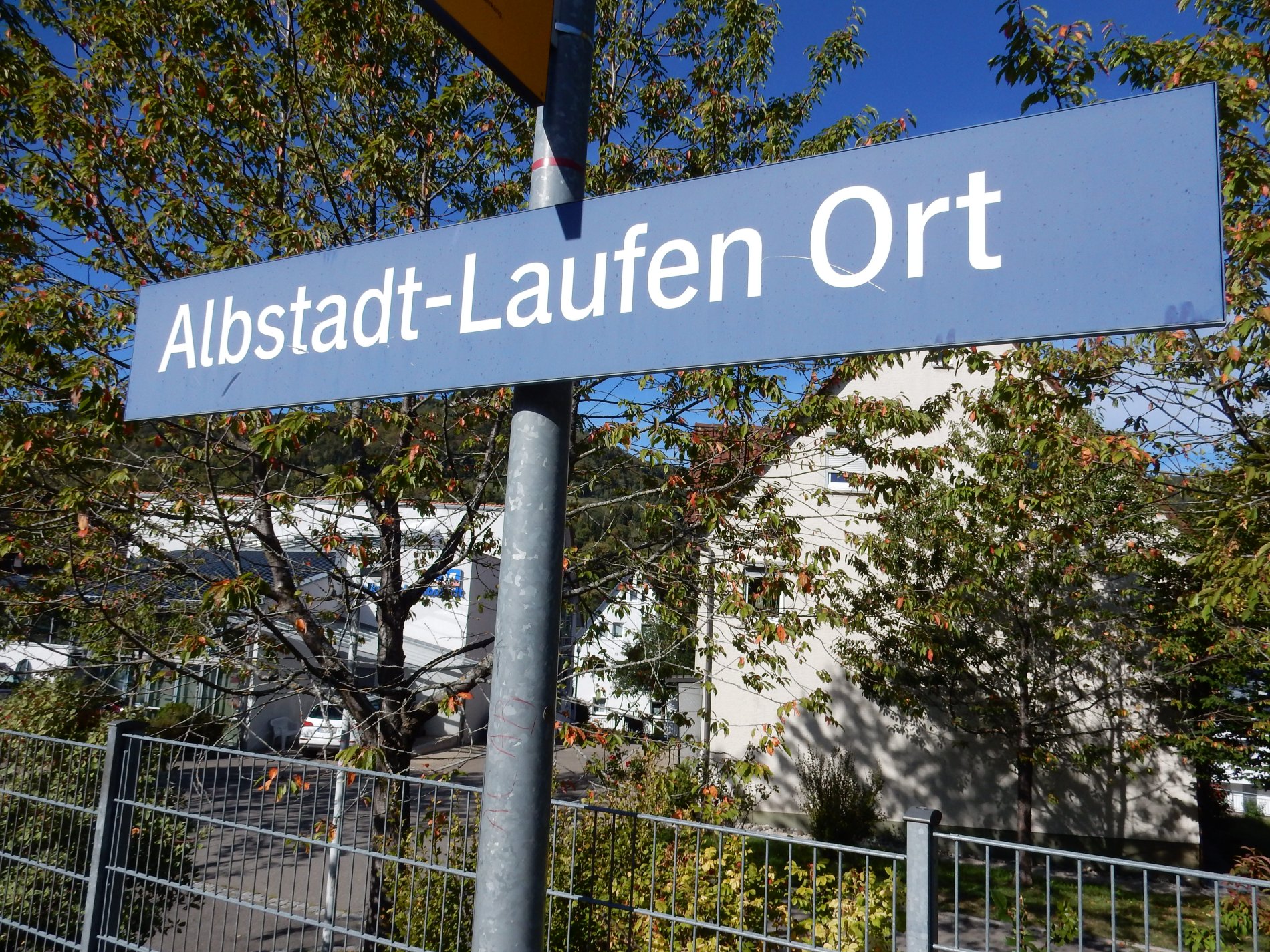 Ortsschild am Bahnhof Albstadt-Laufen