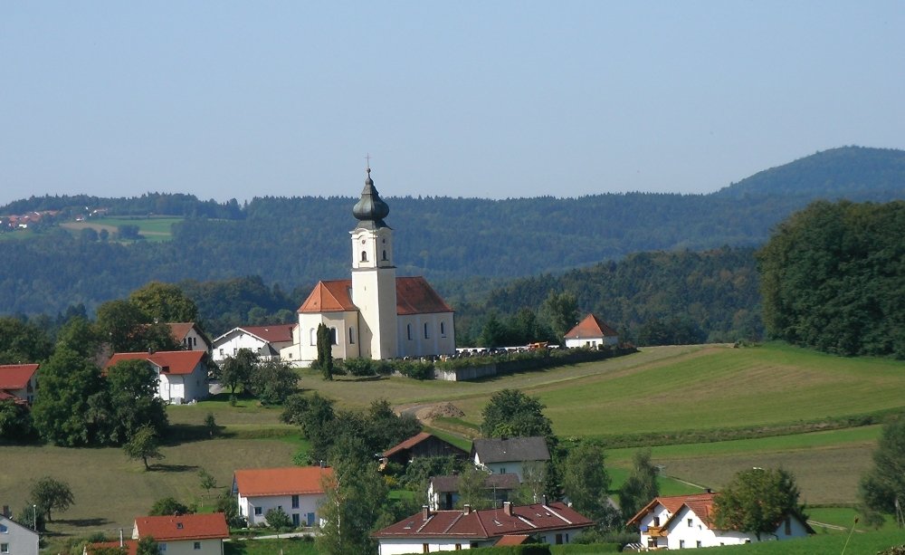 Blick auf die Pfarrkirche in Lalling im Bayerischen Wald
