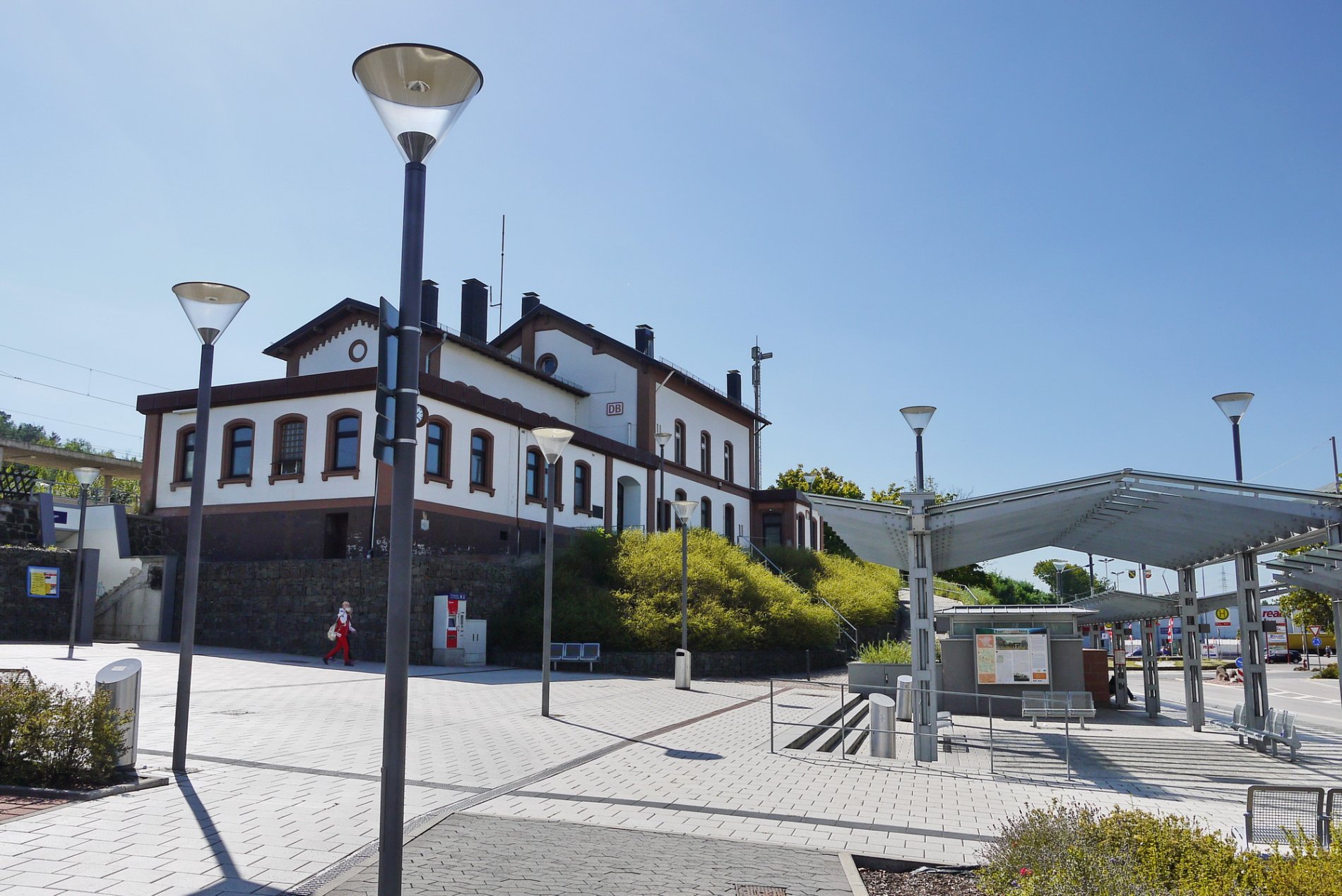 Historischer Bahnhof mit modernem Busbahnhof in Bexbach