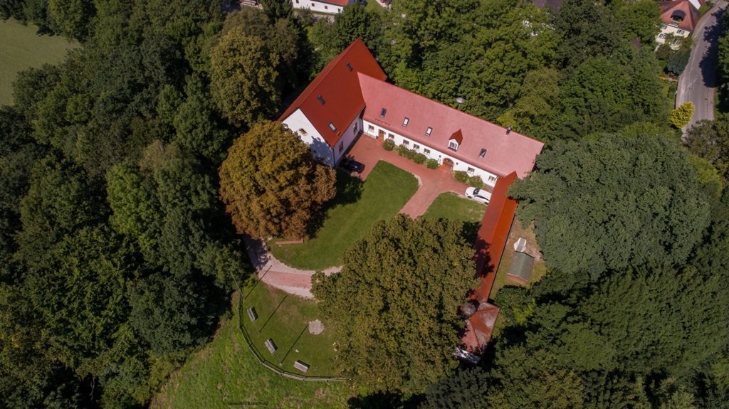 Luftaufnahme vom Bronzezeit Bayern Museum auf dem Pantaleonsberg in Kranzberg
