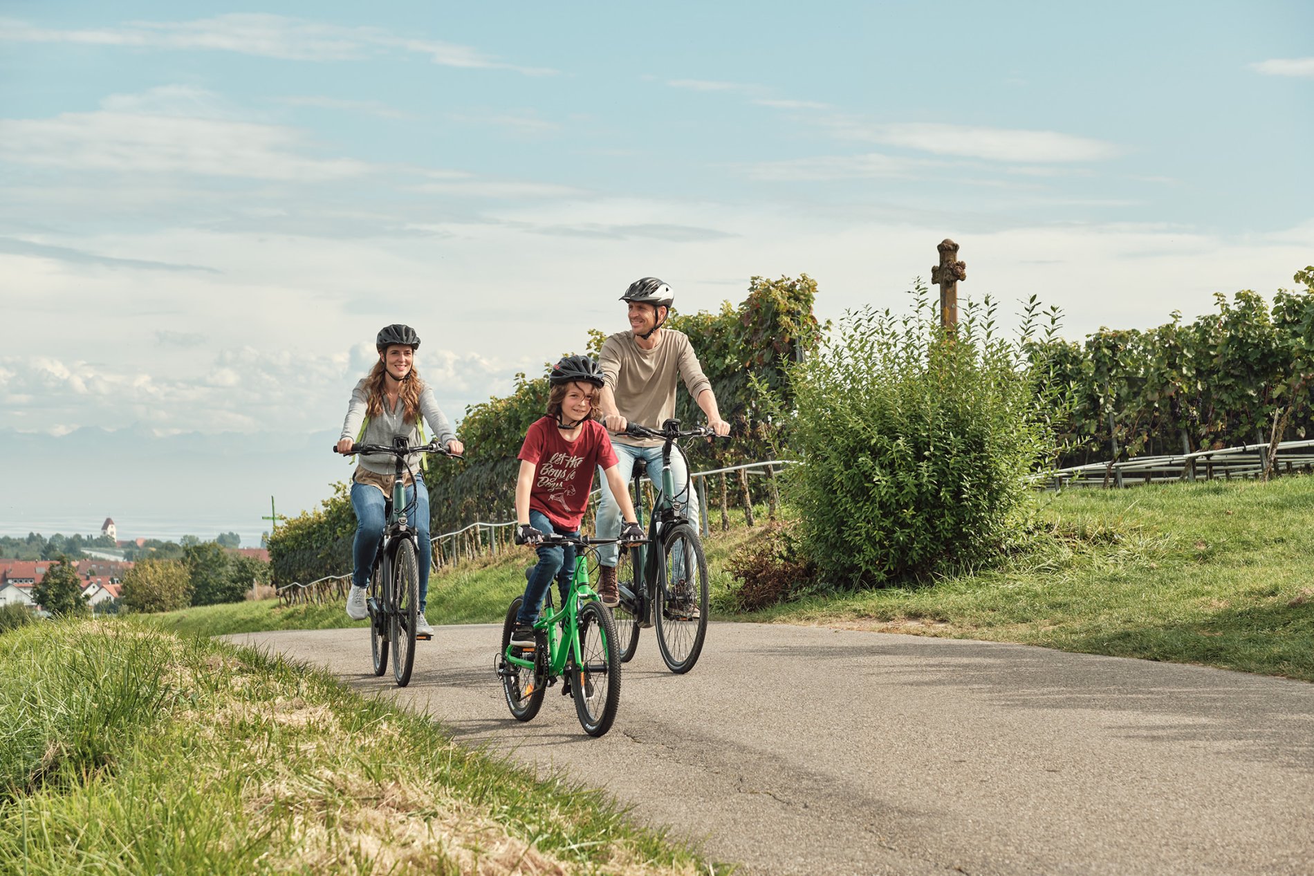 Familie beim Radfahren am Hohberg im Herbst