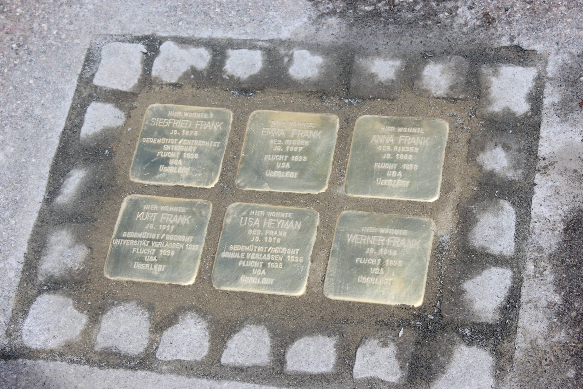 Sechs Stolpersteine in der Karlstraße in Sigmaringen