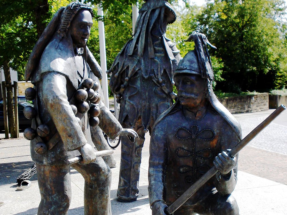 Bronzefiguren auf dem Marktplatz