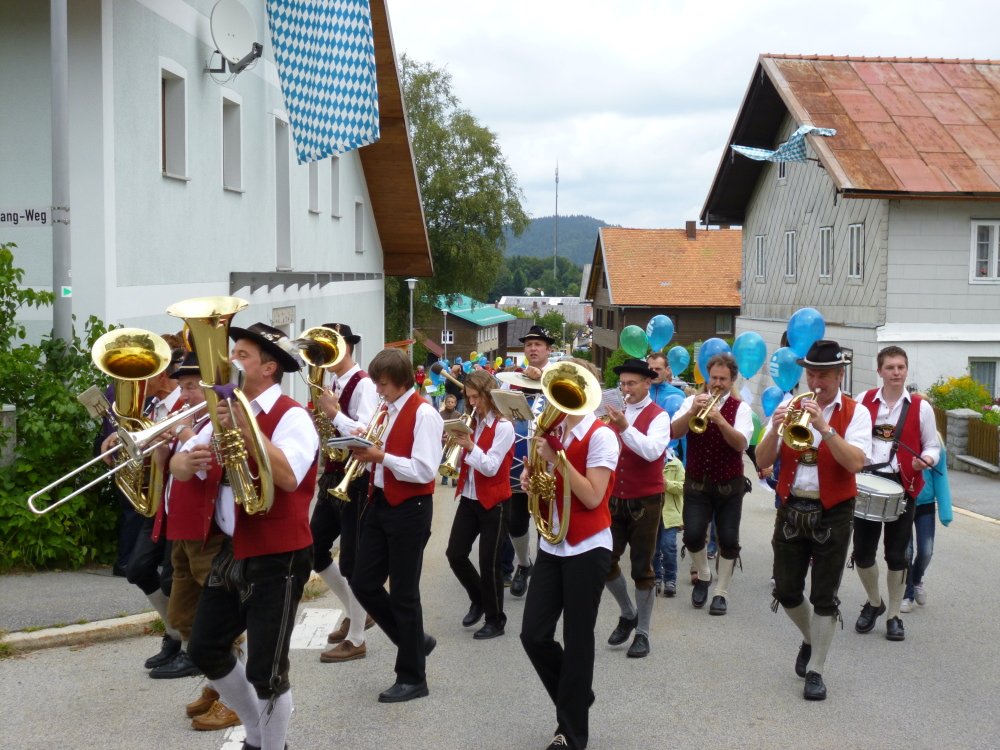 Blasmusik beim Festzug zum Bischofsreuter Volksfest im Dreiländereck Bayerischer Wald