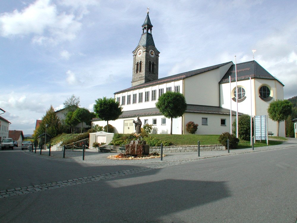 Blick auf die Pfarrkirche ST. NIKOLAUS in Böbrach im ArberLand Bayerischer Wald