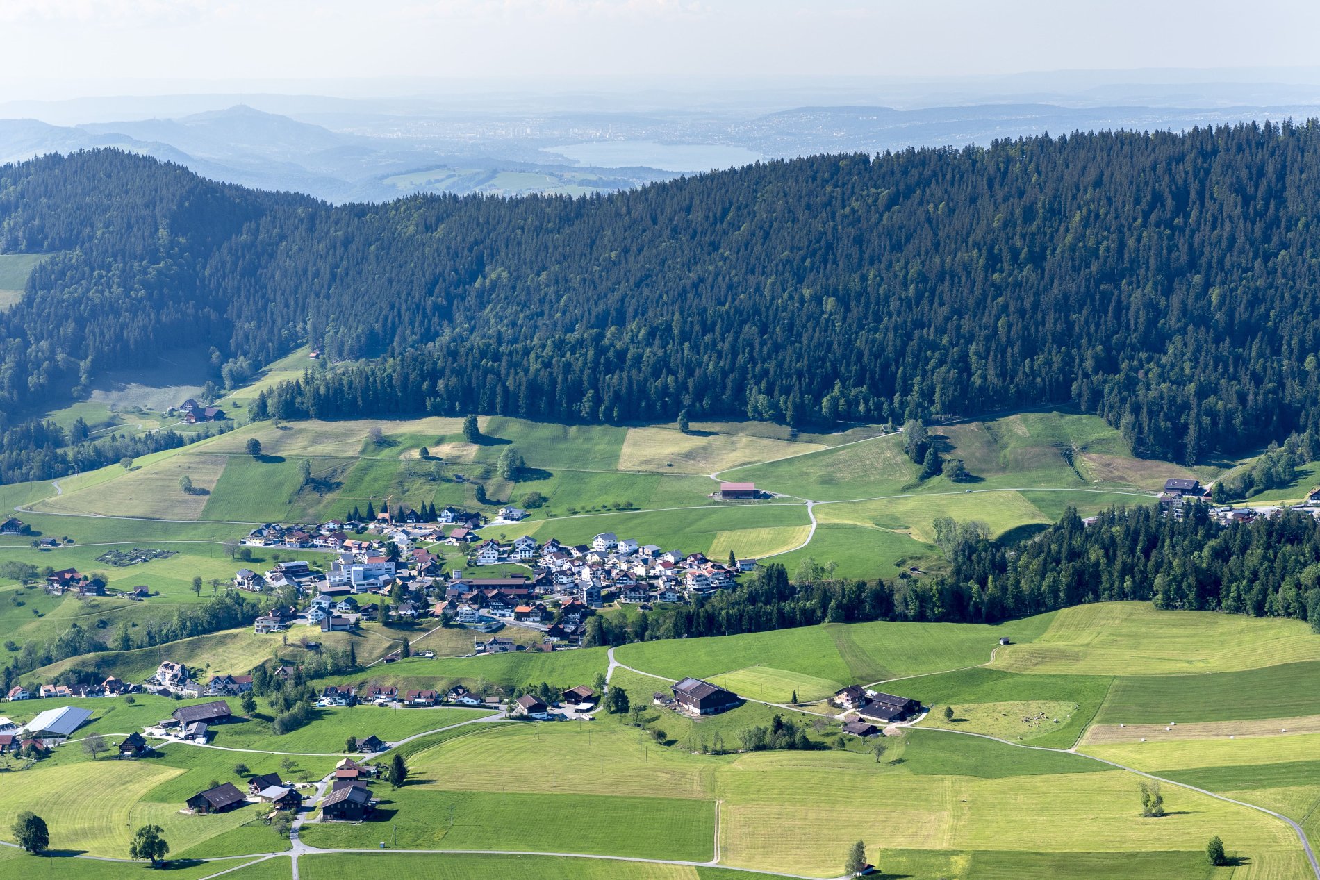Das Dorf Hintermoos Alosen und dem Gottschalkenberg im Hintergrund