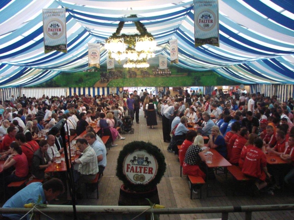 Festzeltstimmung beim Gotthardfest in Kirchberg i. Wald