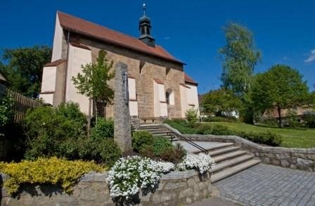 Blick auf die Filialkirche in Friedersried bei Stamsried