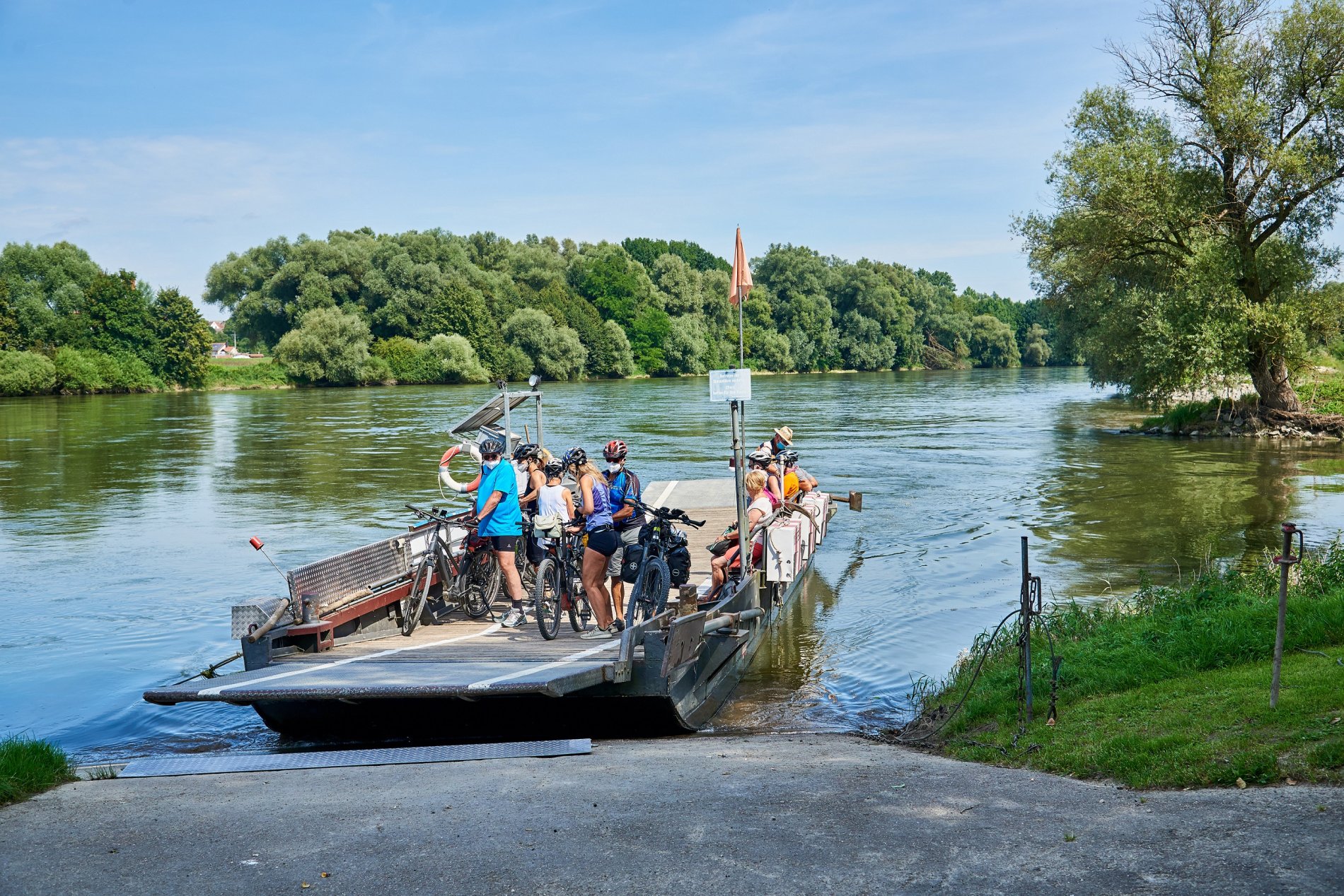 Mit der Fähre Eining-Hienheim kann man über die Donau übersetzen.