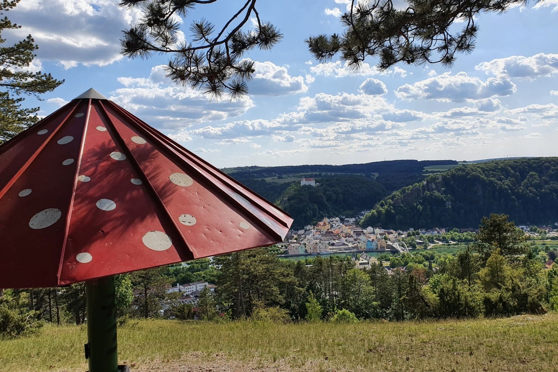 Blick vom Aussichtspunkt Schwammerl auf Riedenburg im Altmühltal