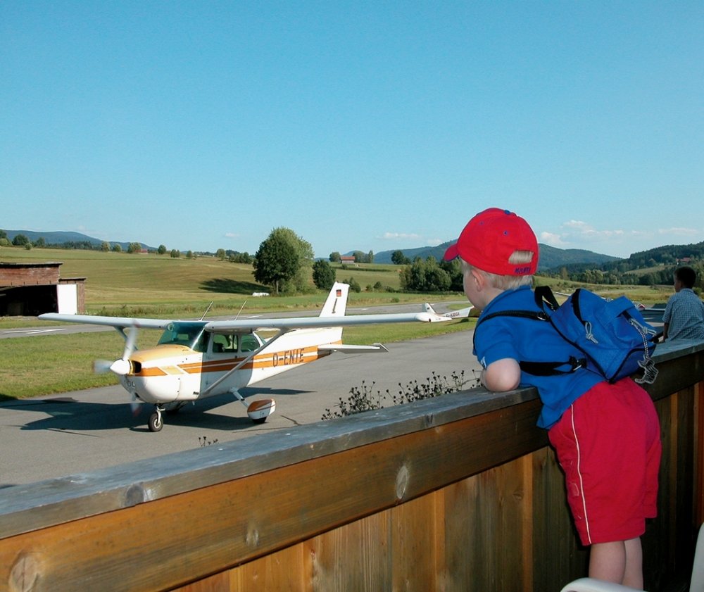 Kinder sind fasziniert von den Maschinen am Flugplatz in Arnbruck im ARBERLAND Bayerischer Wald