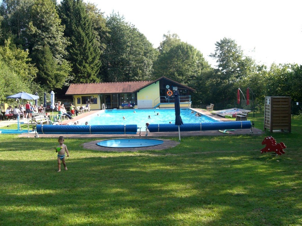 Badespaß für die ganze Familie bietet das Wald-Freibad in Bernried im Bayerischen Wald