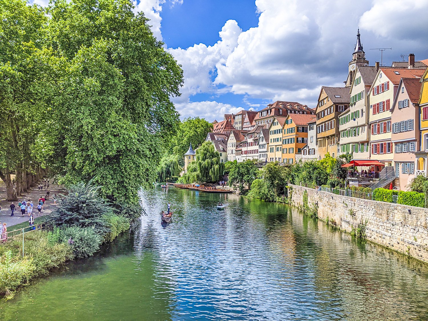 Eine Stocherkahnfahrt gehört zu einem Tübingenbesuch