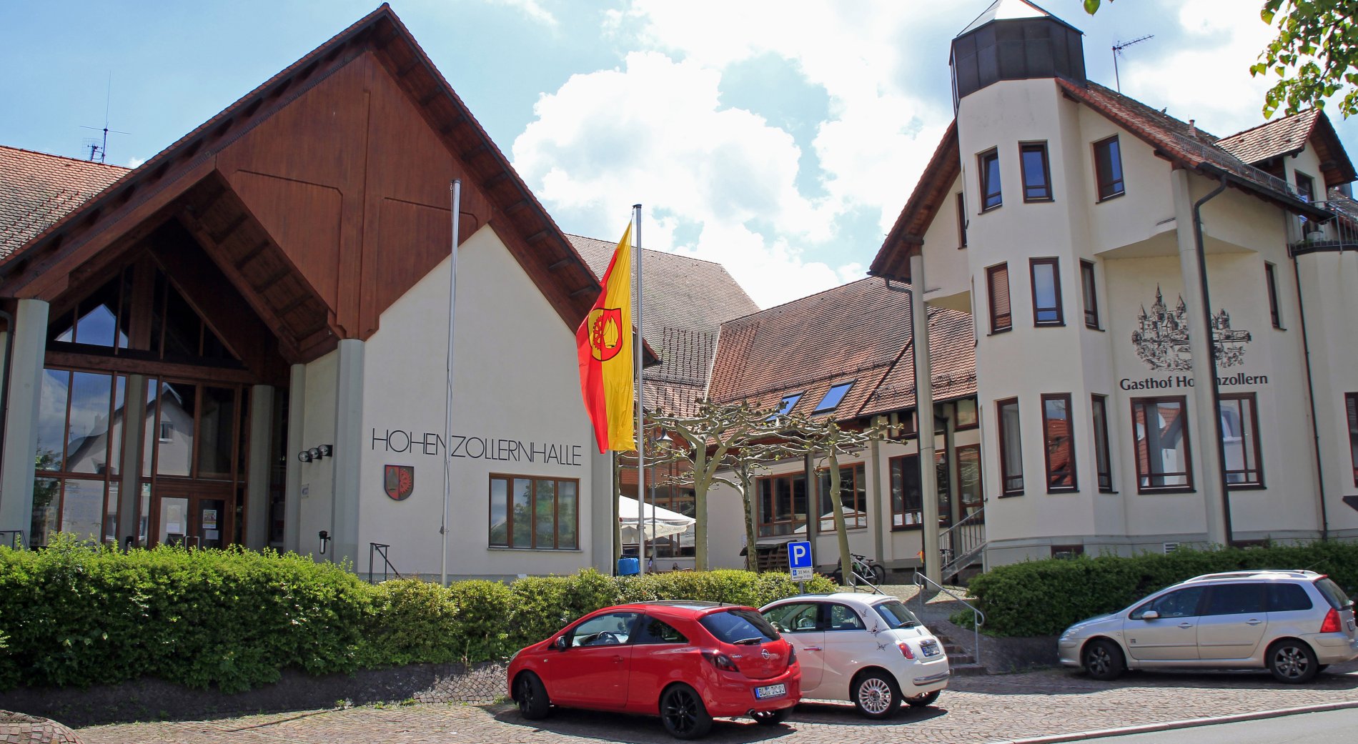 Blick auf den Haupteingang der Hohenzollernhalle