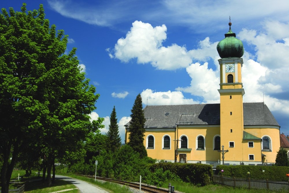 Blick auf die Rokokokirche im Glasmacherort Frauenau