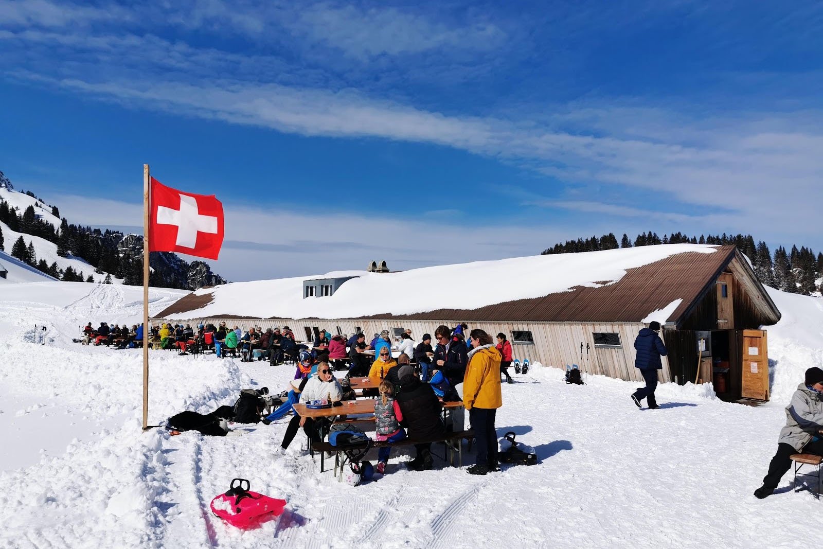 Gäste bei der Alpwirtschaft Vordere Höhi in Amden im Winter.