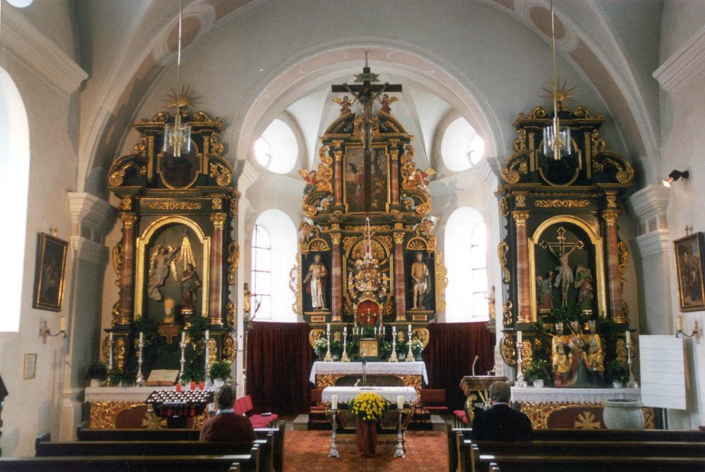Blick auf den Altarbereich in der Pfarrkirche Kollnburg