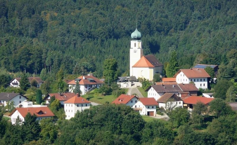 Wo sich die Quellbäche der Kinsach vereinigen, auf halbem Weg zwischen Straubing und Cham, an der uralten straße von der Donau nach Böhmen, dem Baierweg, liegt Stallwang.