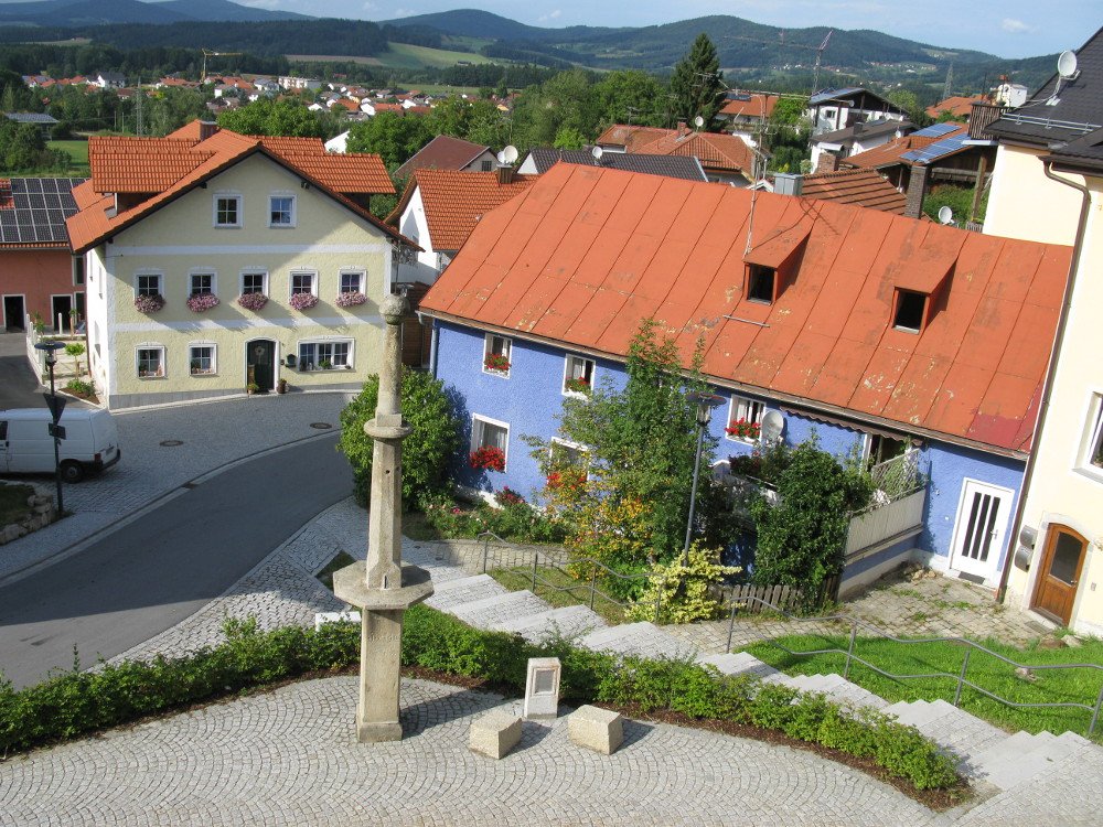 Blick auf den Pranger am Marktplatz in Untergriesbach - Copyright: Tourist-Information Untergriesbach