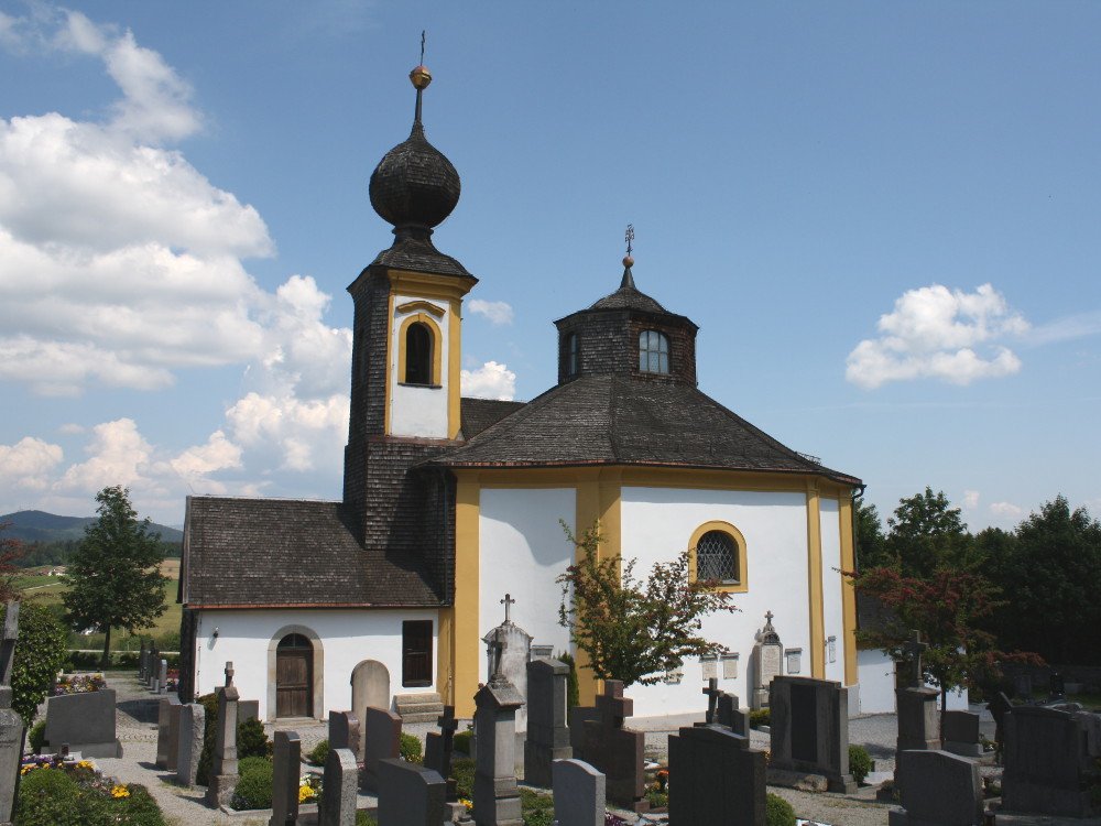 Blick auf die Barockkirche SANKT ANNA mit Pfarrfriedhof in Wegscheid